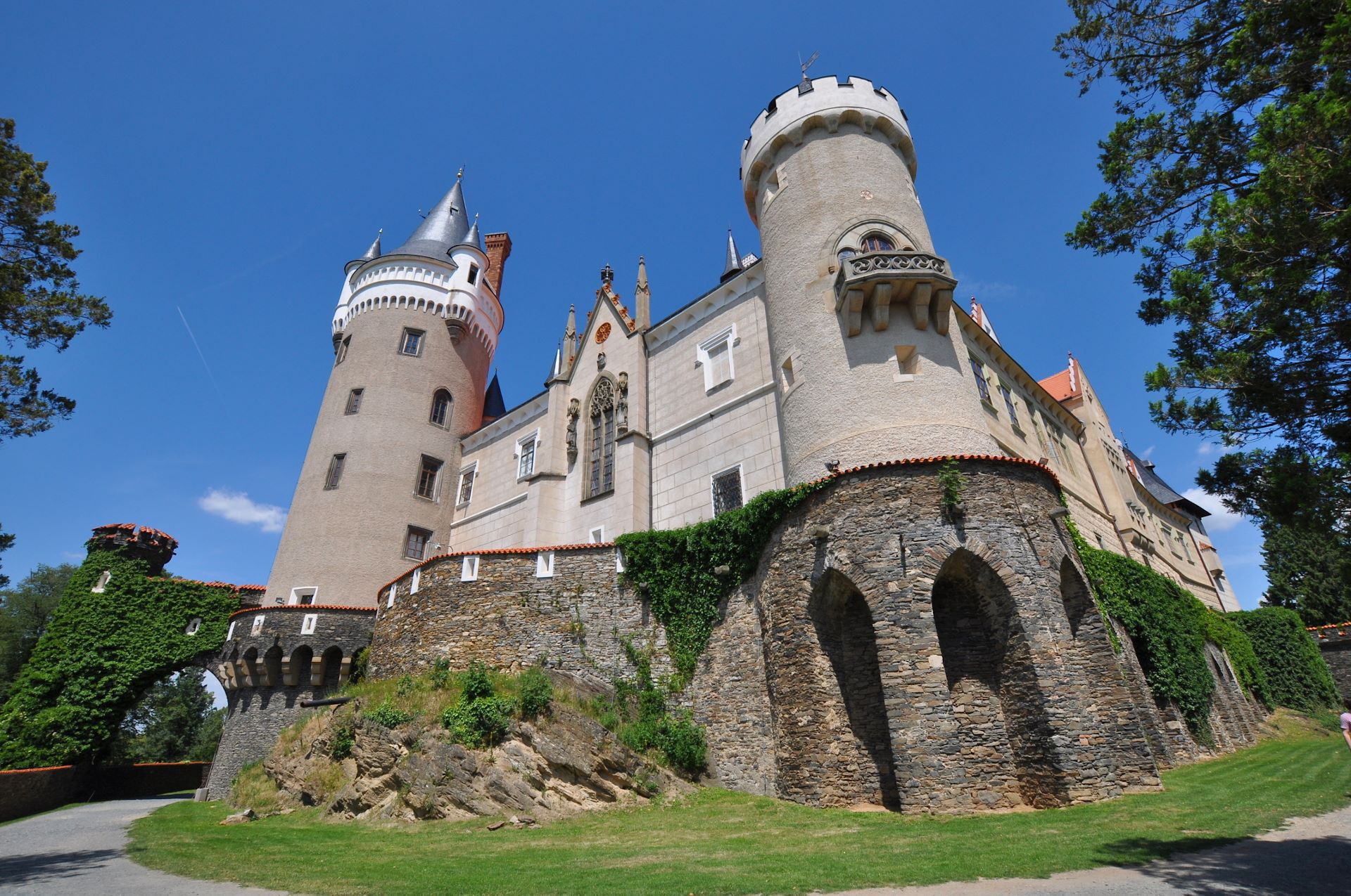 Zámek Žleby (deutsch Schleb) (Photo license: CC BY 2.0)